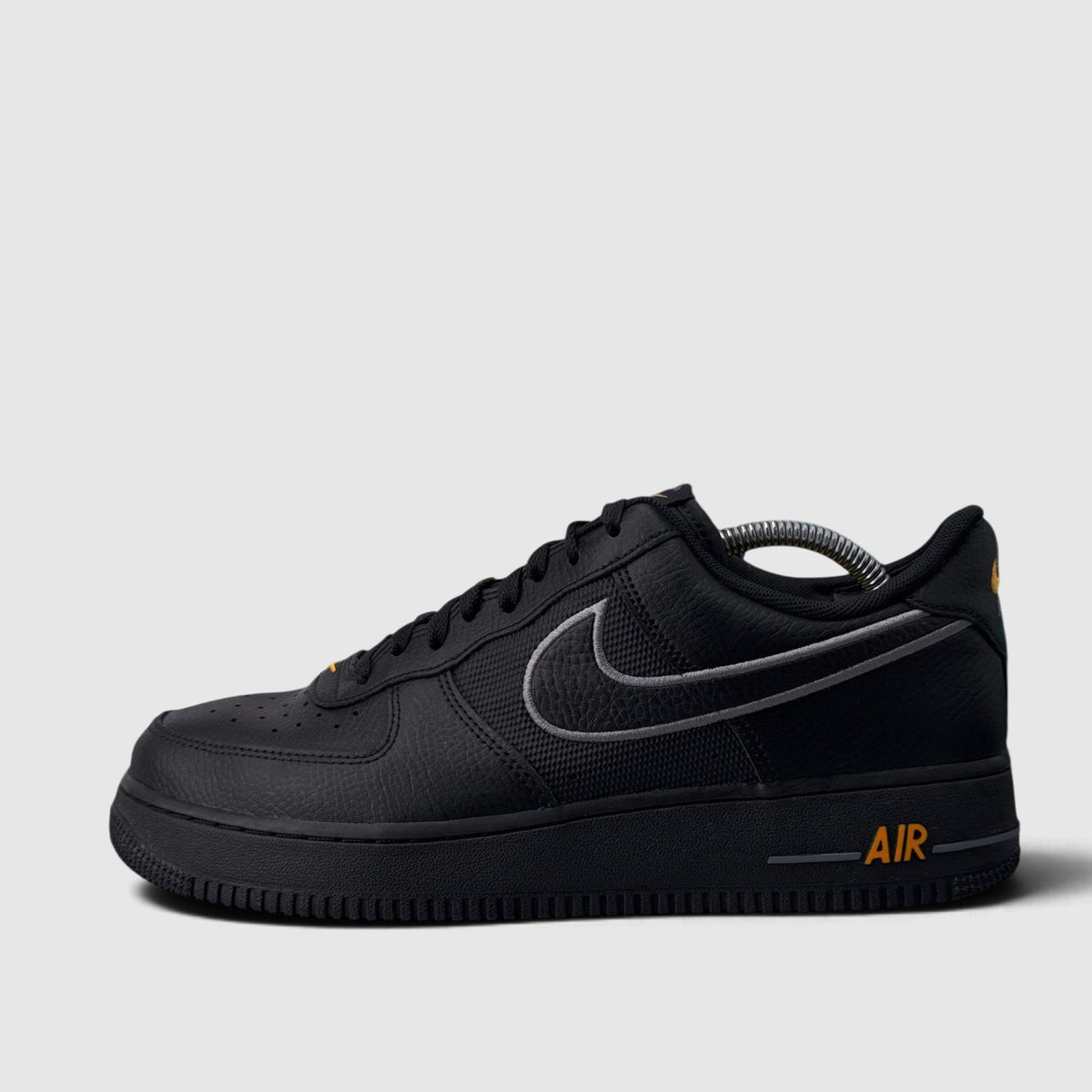 Nike Air Force 1 Low Black Laser Orange, buty sportowe męskie w bardzo dobrym stanie rozmiar 44, boczny profil, lewa strona