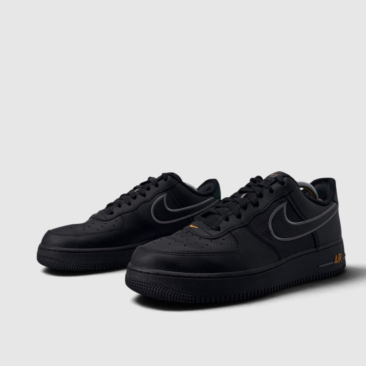 Nike Air Force 1 Low Black Laser Orange, buty sportowe męskie w bardzo dobrym stanie rozmiar 44, para butów