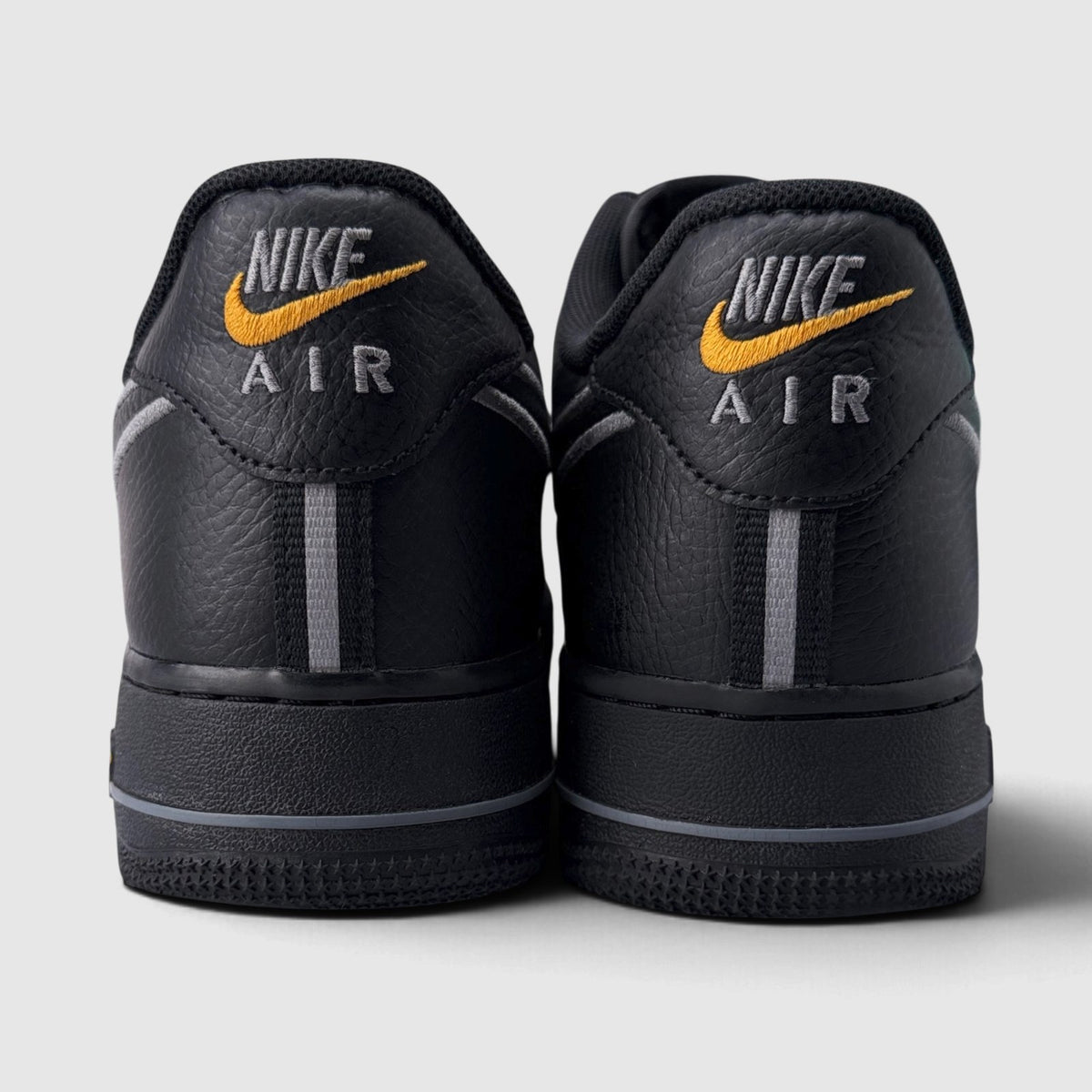 Nike Air Force 1 Low Black Laser Orange, buty sportowe męskie w bardzo dobrym stanie rozmiar 44, widok z tyłu