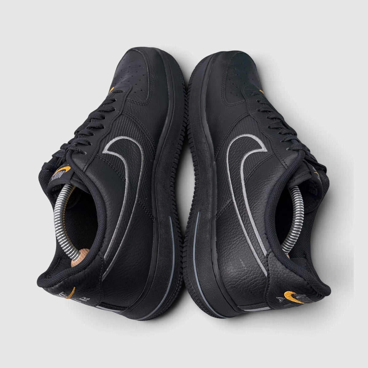 Nike Air Force 1 Low Black Laser Orange, buty sportowe męskie w bardzo dobrym stanie rozmiar 44, widok z góry