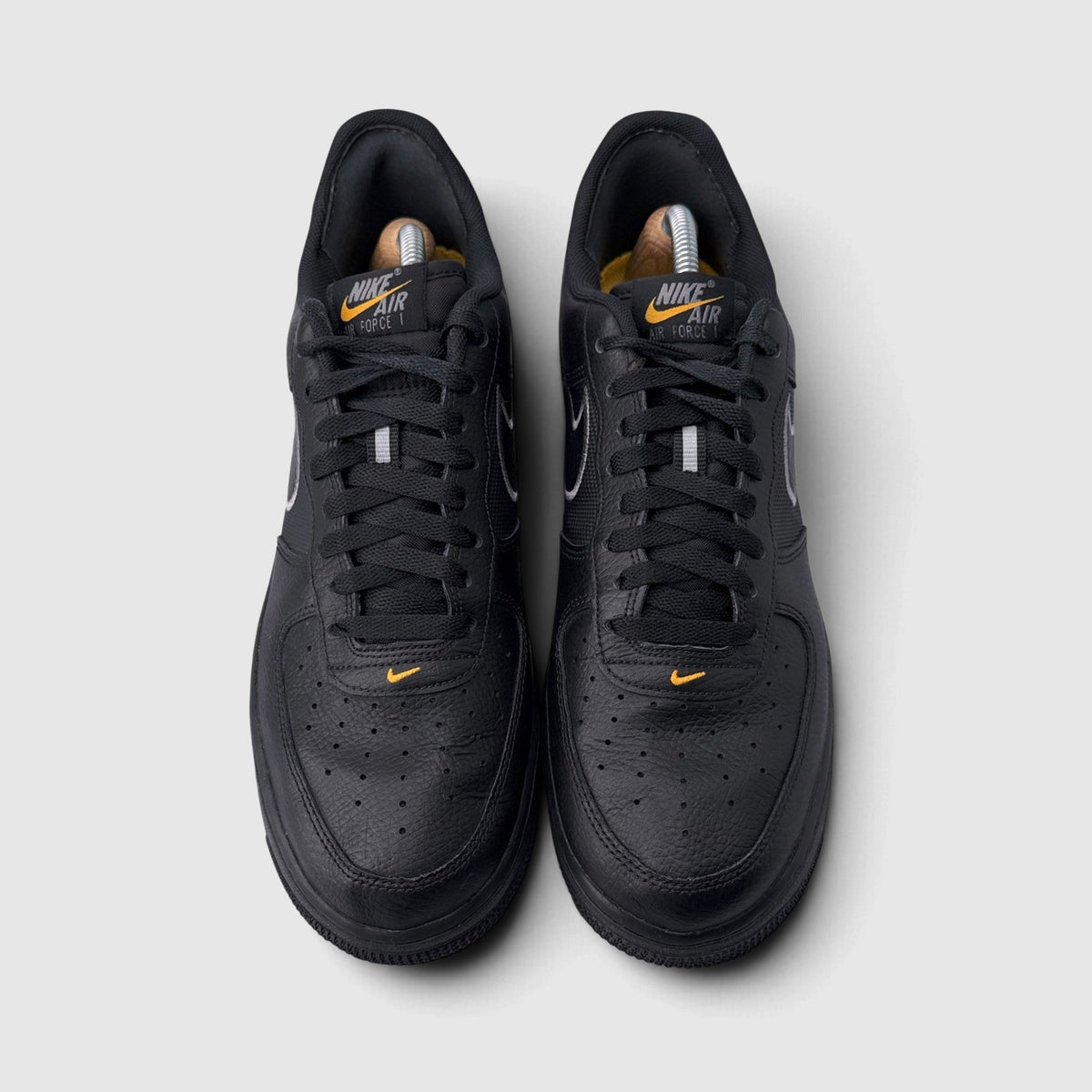 Nike Air Force 1 Low Black Laser Orange, buty sportowe męskie w bardzo dobrym stanie rozmiar 44, widok z góry