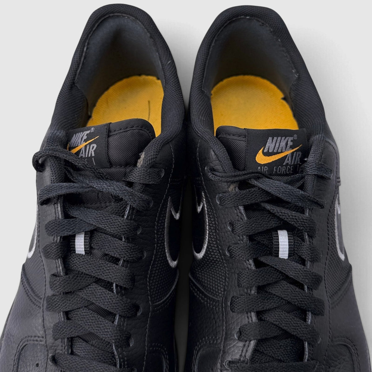 Nike Air Force 1 Low Black Laser Orange, buty sportowe męskie w bardzo dobrym stanie rozmiar 44, wkładka