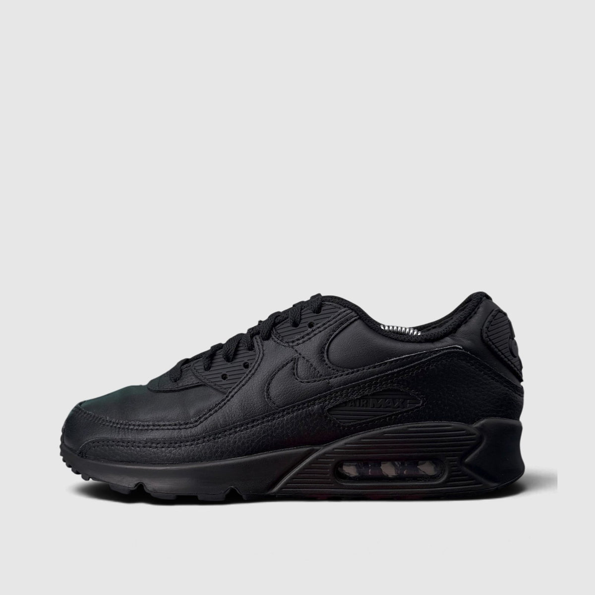 Nike Air Max 90 Triple Black, buty sportowe męskie w bardzo dobrym stanie rozmiar 41, boczny profil, lewa strona