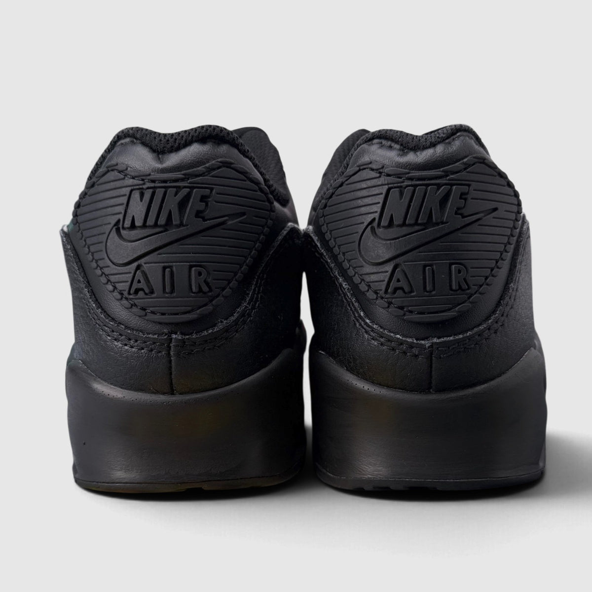 Nike Air Max 90 Triple Black, buty sportowe męskie w bardzo dobrym stanie rozmiar 41, widok z tyłu