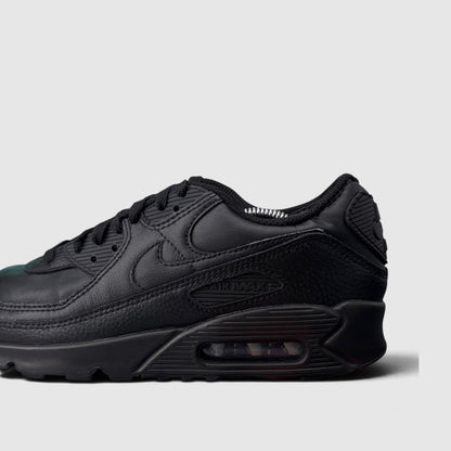Nike Air Max 90 Triple Black, buty sportowe męskie w bardzo dobrym stanie rozmiar 41, boczny profil, lewa strona