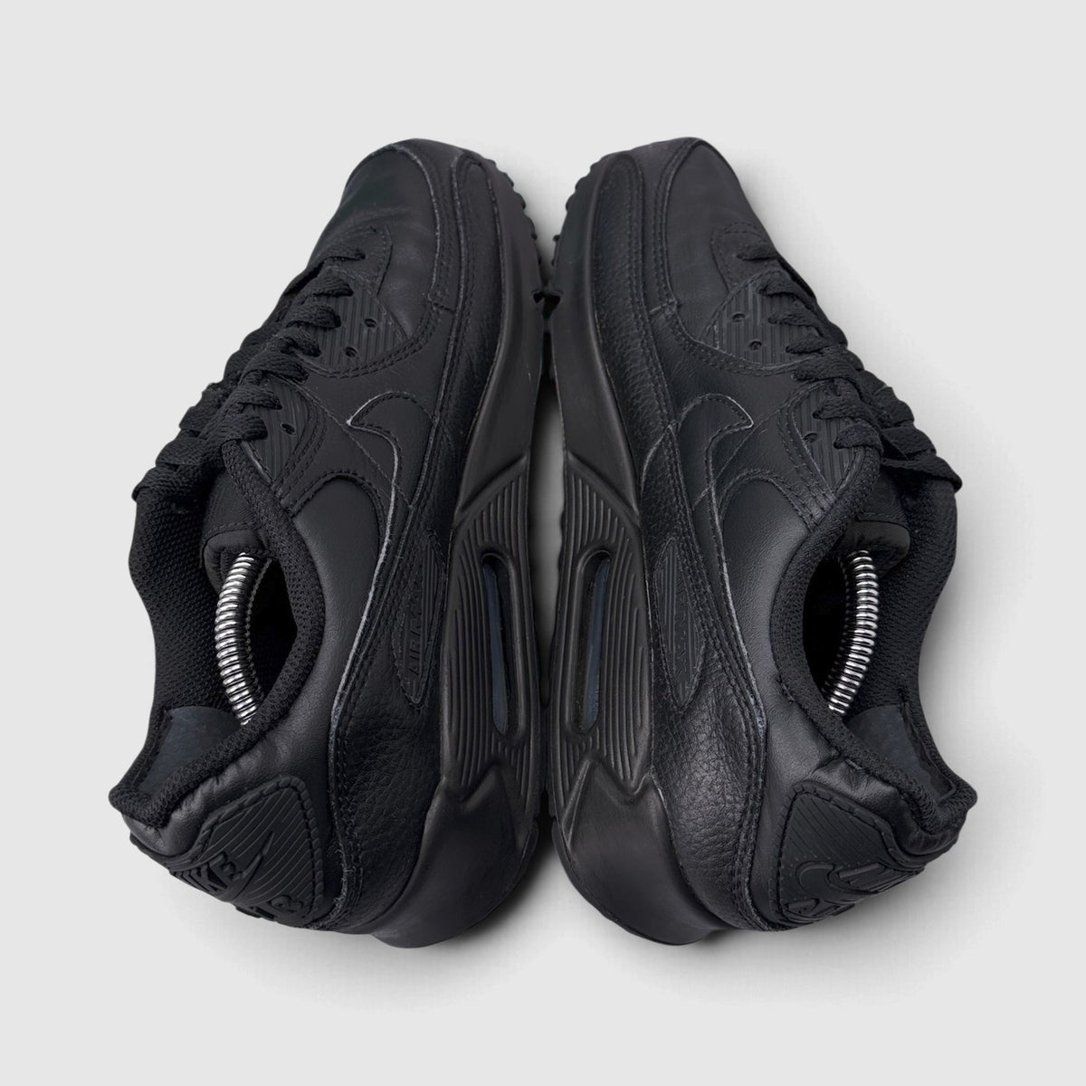 Nike Air Max 90 Triple Black, buty sportowe męskie w bardzo dobrym stanie rozmiar 41, boczny profil, lewa strona