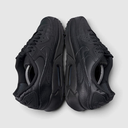 Nike Air Max 90 Triple Black, buty sportowe męskie w bardzo dobrym stanie rozmiar 41, boczny profil, lewa strona