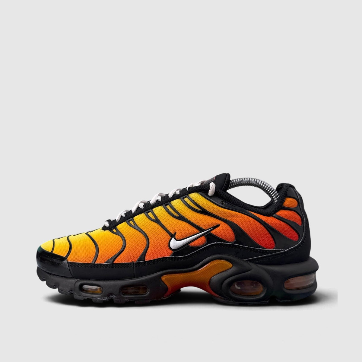 Nike Air Max Plus OG Tiger, buty sportowe męskie w bardzo dobrym stanie rozmiar 42.5, boczny profil, lewa strona