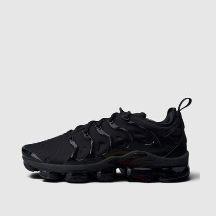 Nike Air VaporMax Plus Triple Black, buty sportowe męskie w bardzo dobrym stanie rozmiar 46, boczny profil, lewa strona
