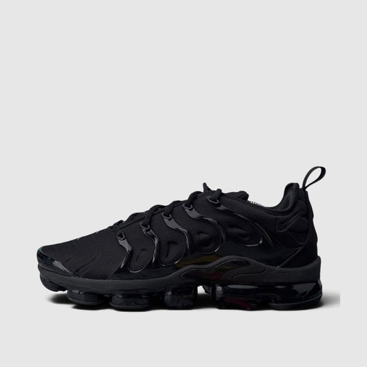 Nike Air VaporMax Plus Triple Black, buty sportowe męskie w bardzo dobrym stanie rozmiar 46, boczny profil, lewa strona