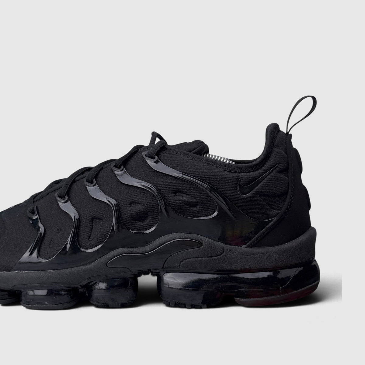 Nike Air VaporMax Plus Triple Black, buty sportowe męskie w bardzo dobrym stanie rozmiar 46, boczny profil, lewa strona