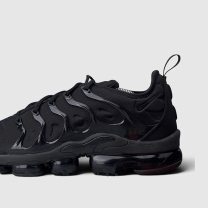 Nike Air VaporMax Plus Triple Black, buty sportowe męskie w bardzo dobrym stanie rozmiar 46, boczny profil, lewa strona