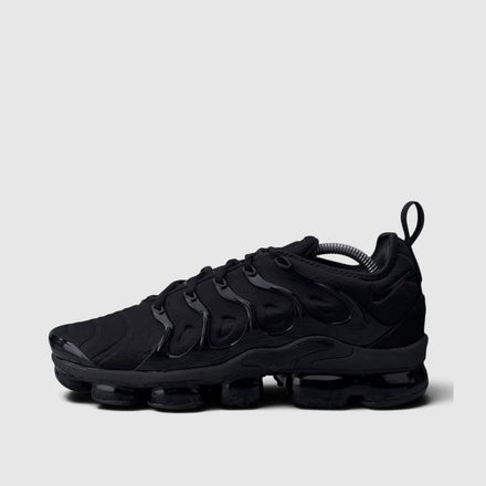 Nike Air VaporMax Plus Triple Black, buty sportowe męskie w bardzo dobrym stanie rozmiar 43, boczny profil, lewa strona