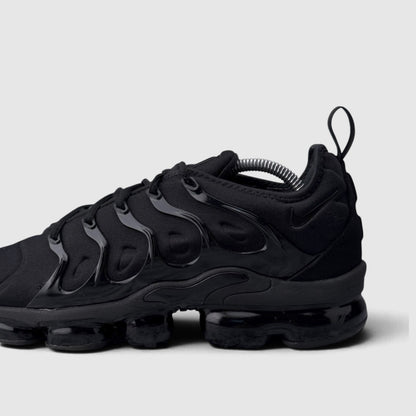 Nike Air VaporMax Plus Triple Black, buty sportowe męskie w bardzo dobrym stanie rozmiar 43, boczny profil, lewa strona