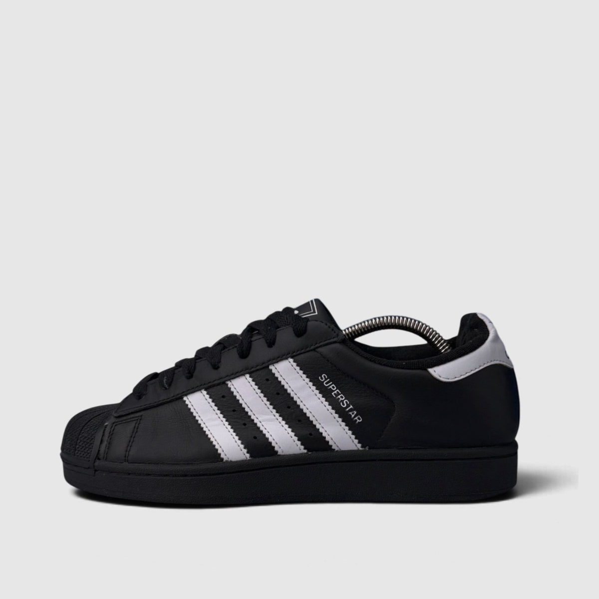 Adidas Superstar II Black White, buty sportowe męskie w bardzo dobrym stanie rozmiar 41 1/3, boczny profil, lewa strona