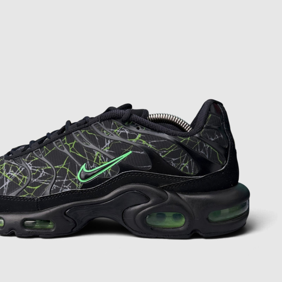 Nike Air Max Plus Black Green Strike, buty sportowe męskie w bardzo dobrym stanie rozmiar 44, boczny profil, lewa strona