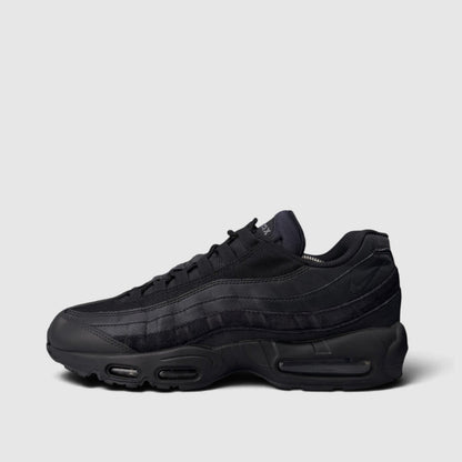 Nike Air Max 95 Essential Triple Black, buty sportowe męskie w bardzo dobrym stanie rozmiar 45, boczny profil, lewa strona