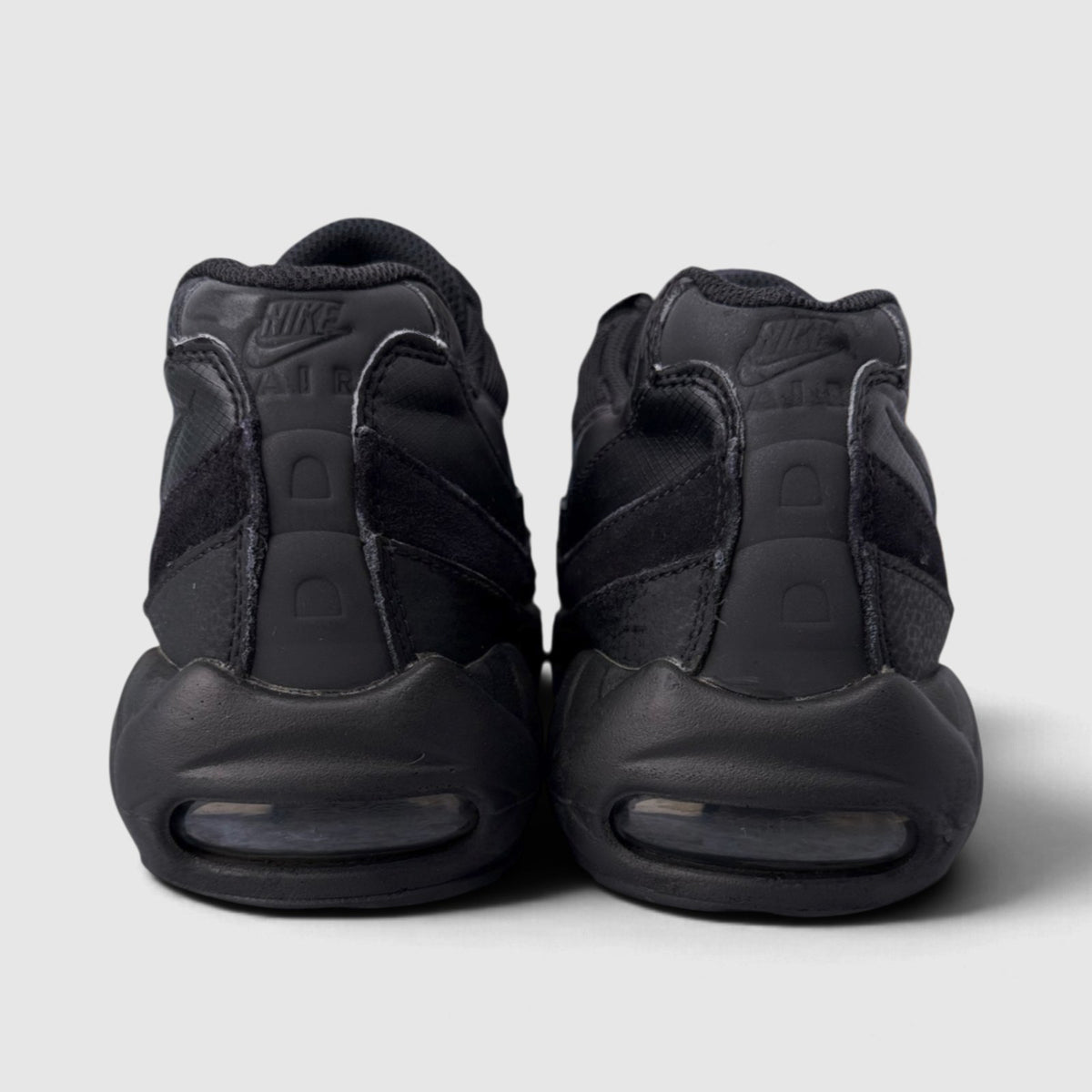 Nike Air Max 95 Essential Triple Black, buty sportowe męskie w bardzo dobrym stanie rozmiar 45, widok z tyłu