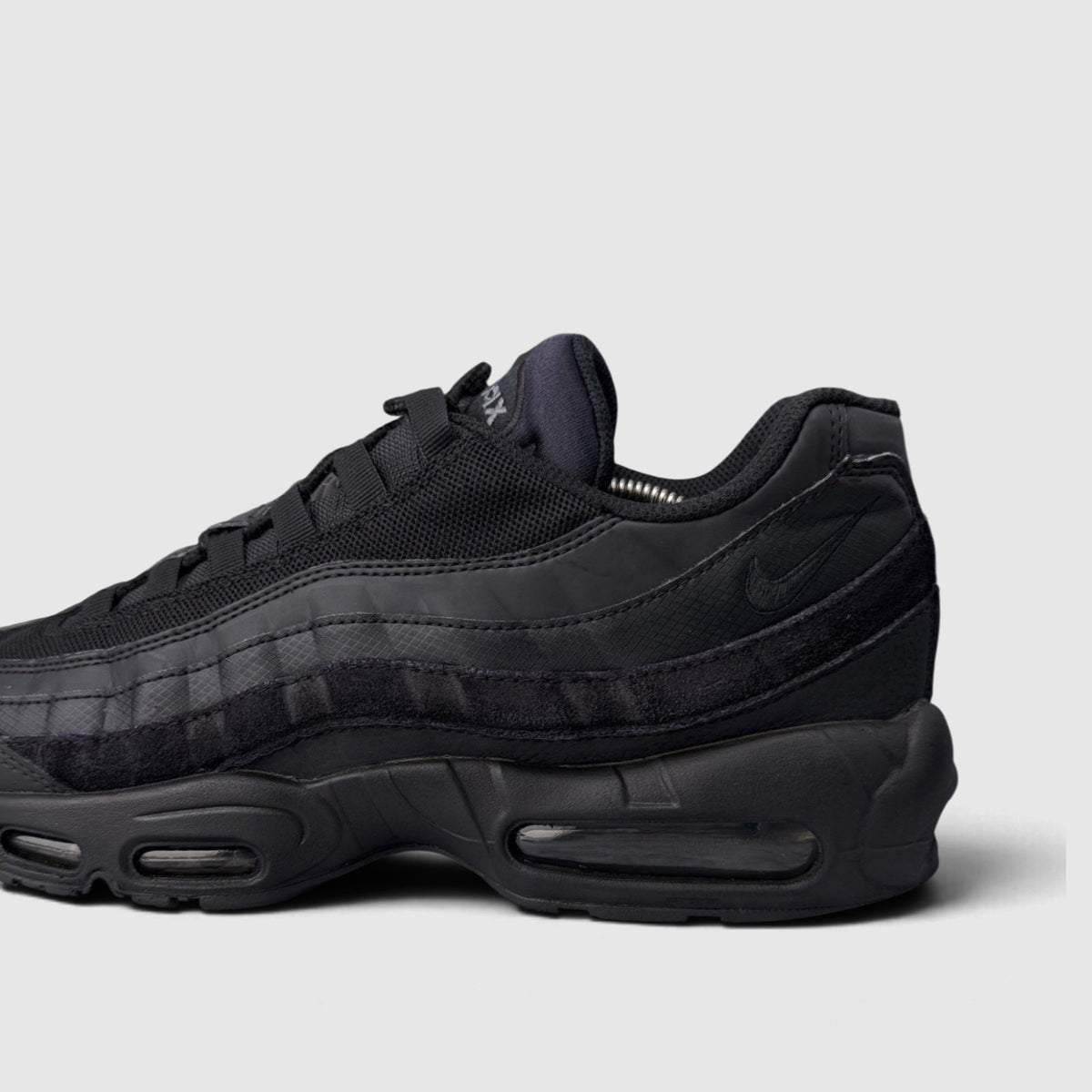 Nike Air Max 95 Essential Triple Black, buty sportowe męskie w bardzo dobrym stanie rozmiar 45, boczny profil, lewa strona
