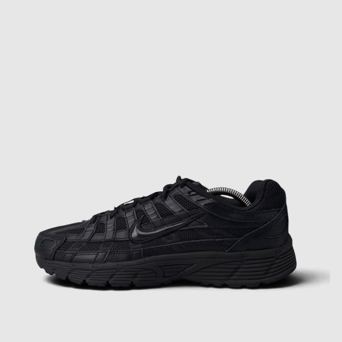 Nike P-6000 Black, buty sportowe męskie w bardzo dobrym stanie rozmiar 43, boczny profil, lewa strona