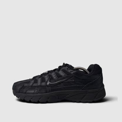 Nike P-6000 Black, buty sportowe męskie w bardzo dobrym stanie rozmiar 43, boczny profil, lewa strona