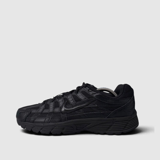 Nike P-6000 Black, buty sportowe męskie w bardzo dobrym stanie rozmiar 43, boczny profil, lewa strona
