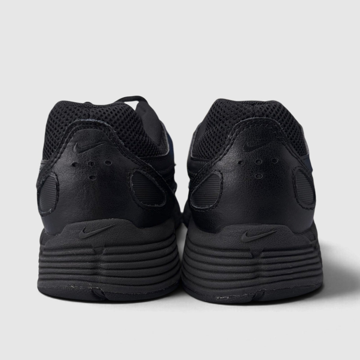 Nike P-6000 Black, buty sportowe męskie w bardzo dobrym stanie rozmiar 43, widok z tyłu