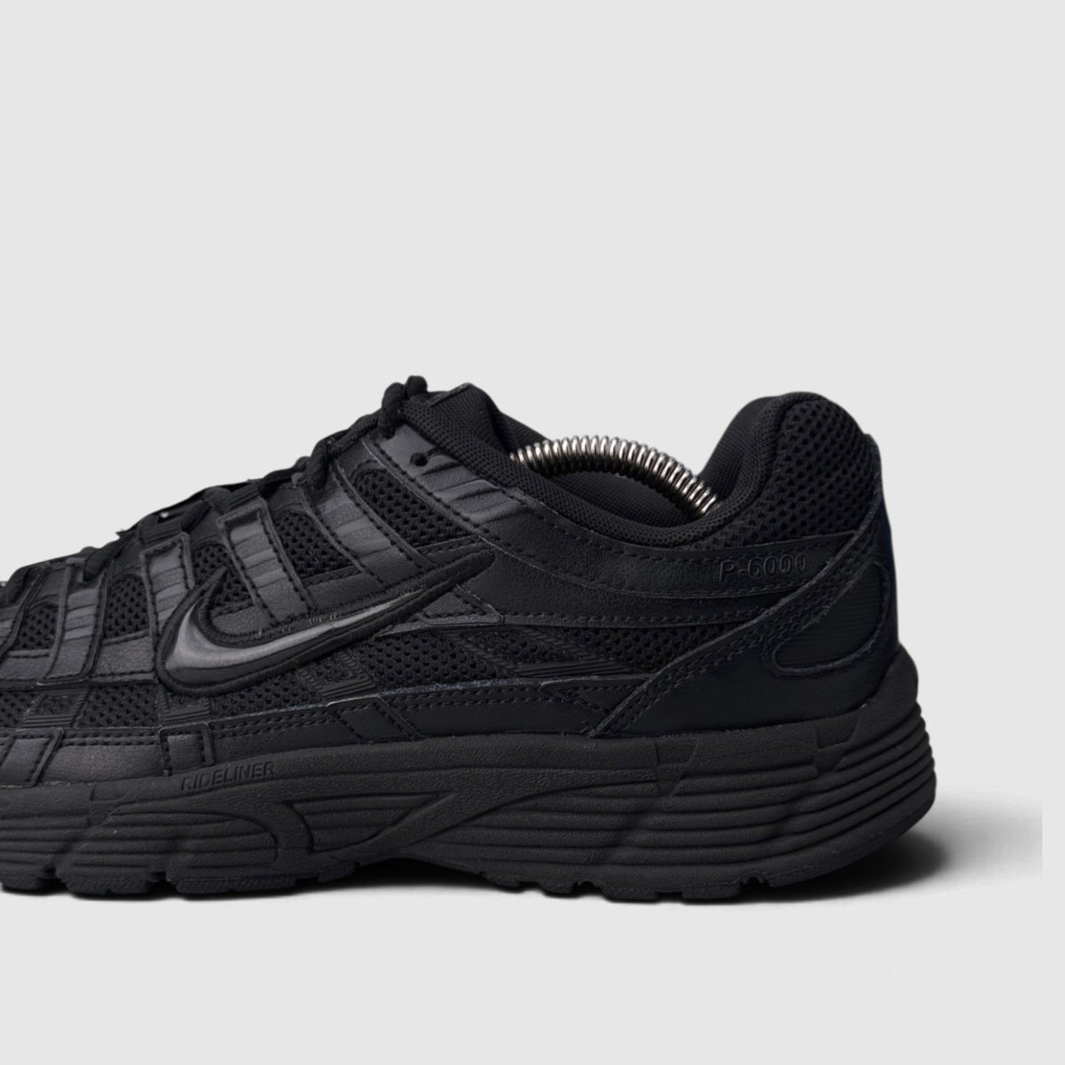 Nike P-6000 Black, buty sportowe męskie w bardzo dobrym stanie rozmiar 43, boczny profil, lewa strona