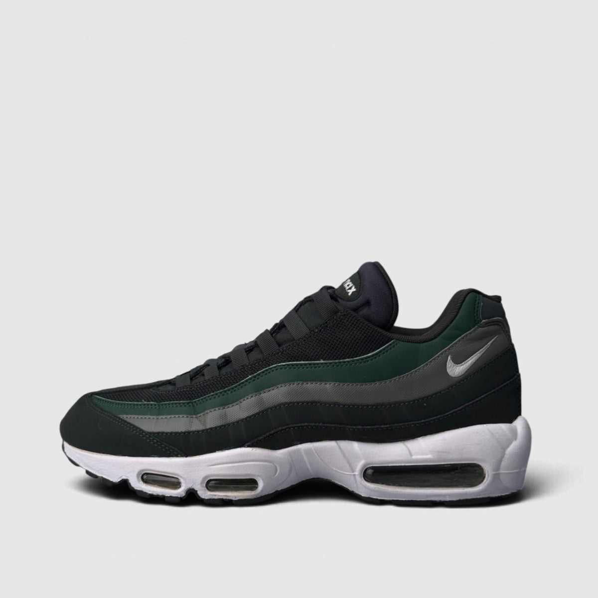 Nike Air Max 95, buty sportowe męskie w bardzo dobrym stanie rozmiar 46, boczny profil, lewa strona