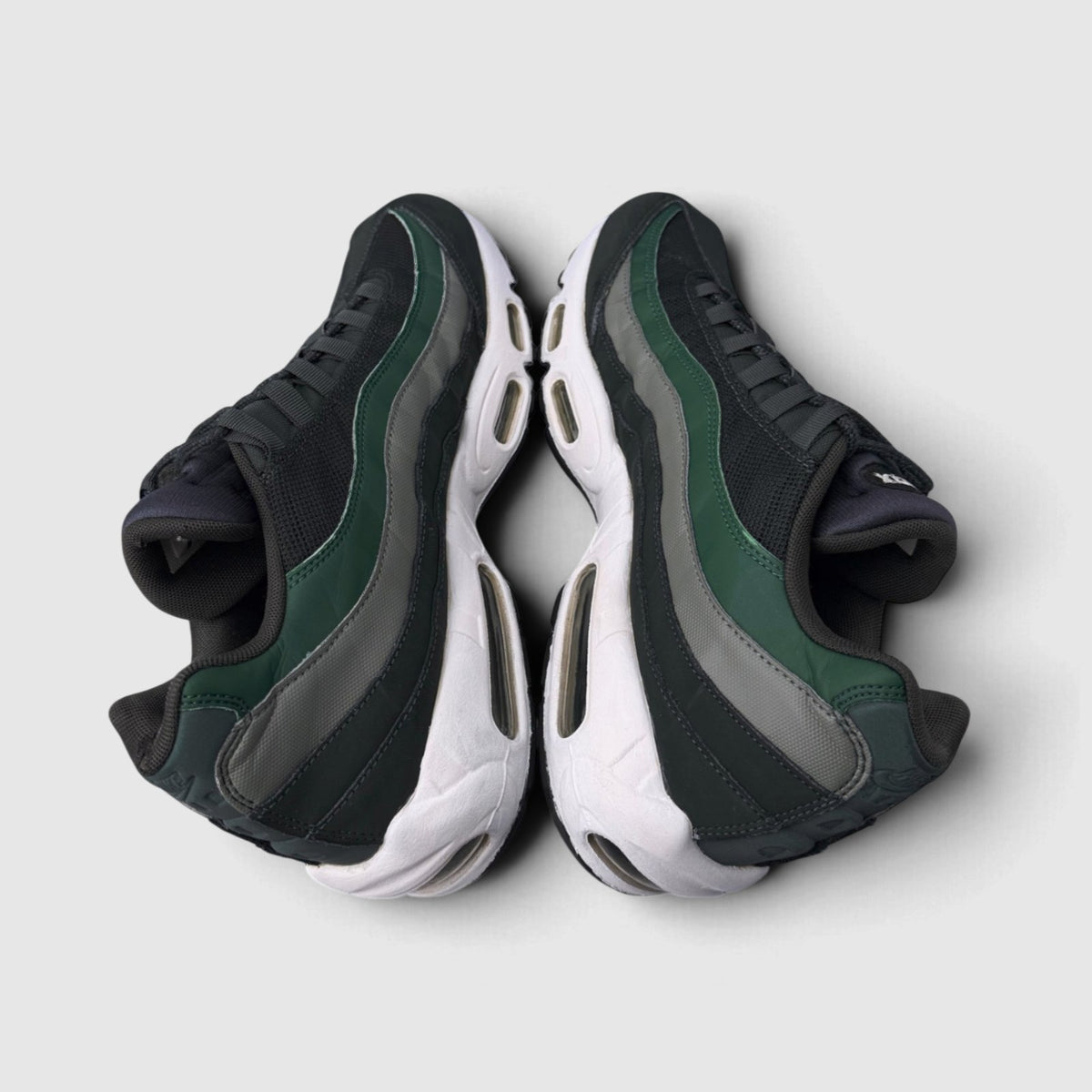 Nike Air Max 95, buty sportowe męskie w bardzo dobrym stanie rozmiar 46, boczny profil, lewa strona