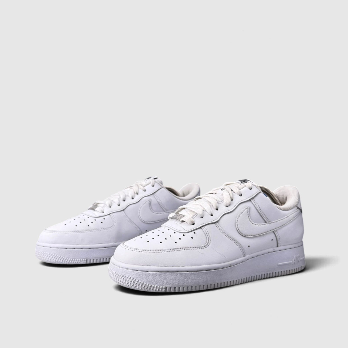 Nike Air Force 1 Low FlyEase Triple White, buty sportowe męskie w bardzo dobrym stanie rozmiar 42, para butów