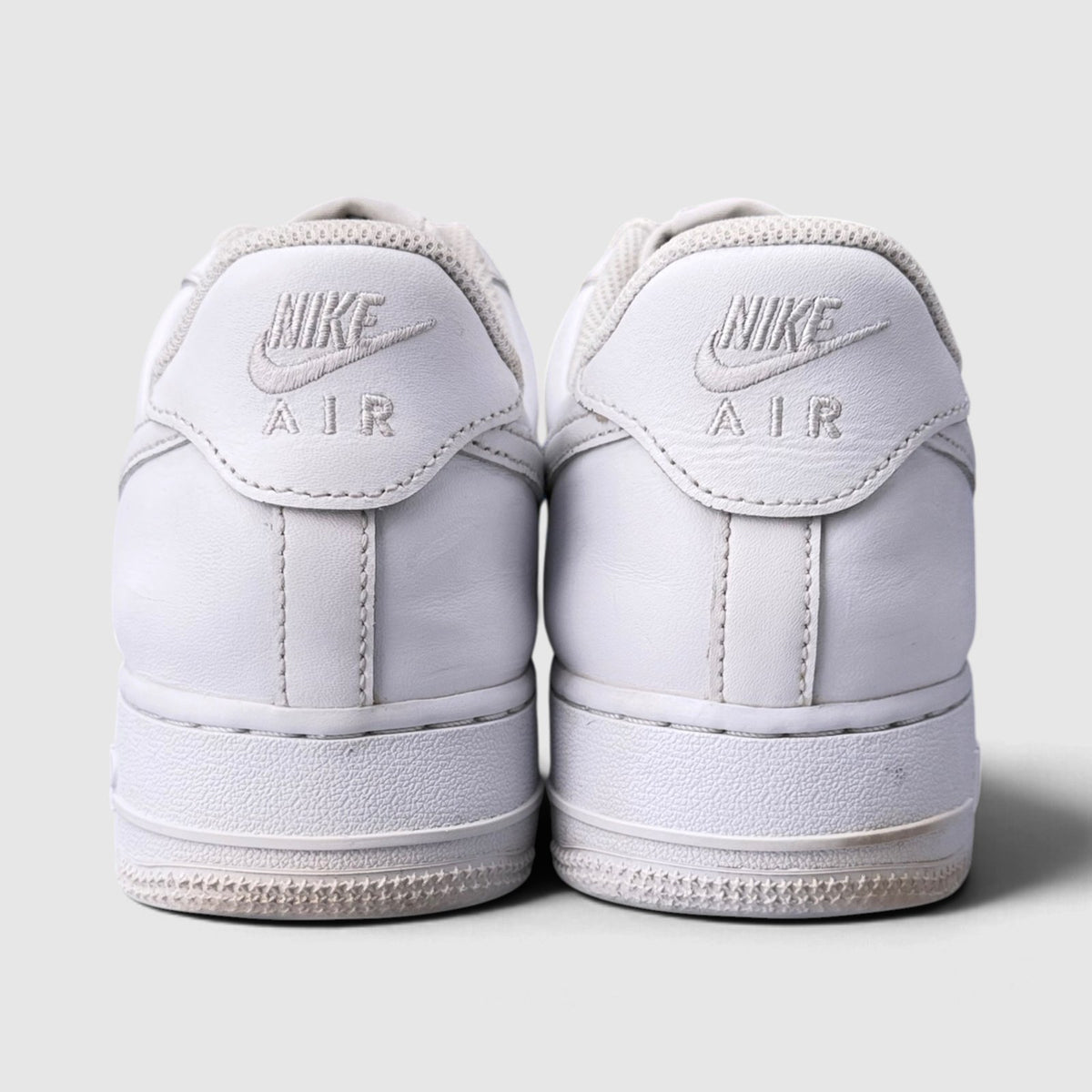Nike Air Force 1 Low FlyEase Triple White, buty sportowe męskie w bardzo dobrym stanie rozmiar 42, widok z tyłu