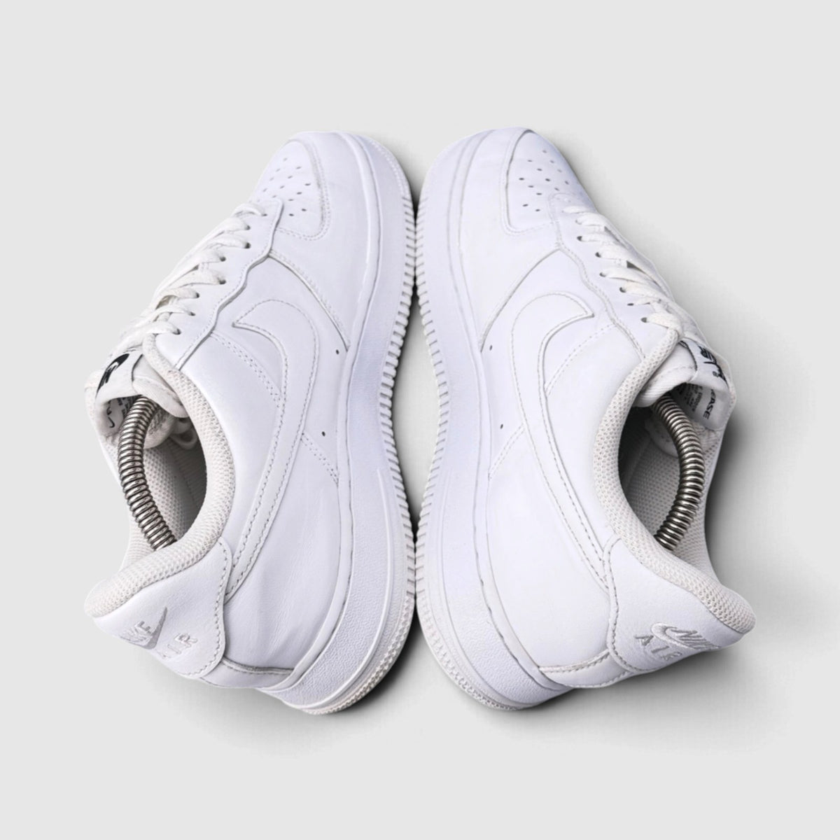 Nike Air Force 1 Low FlyEase Triple White, buty sportowe męskie w bardzo dobrym stanie rozmiar 42, widok z góry
