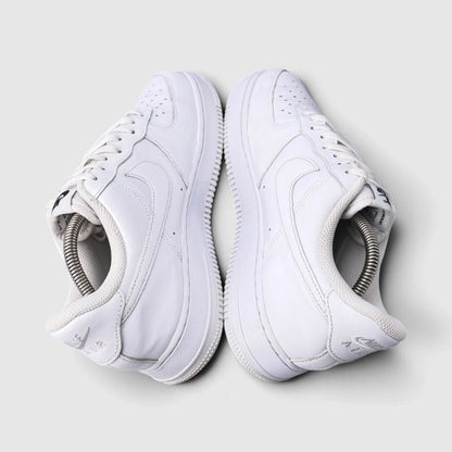 Nike Air Force 1 Low FlyEase Triple White, buty sportowe męskie w bardzo dobrym stanie rozmiar 42, widok z góry