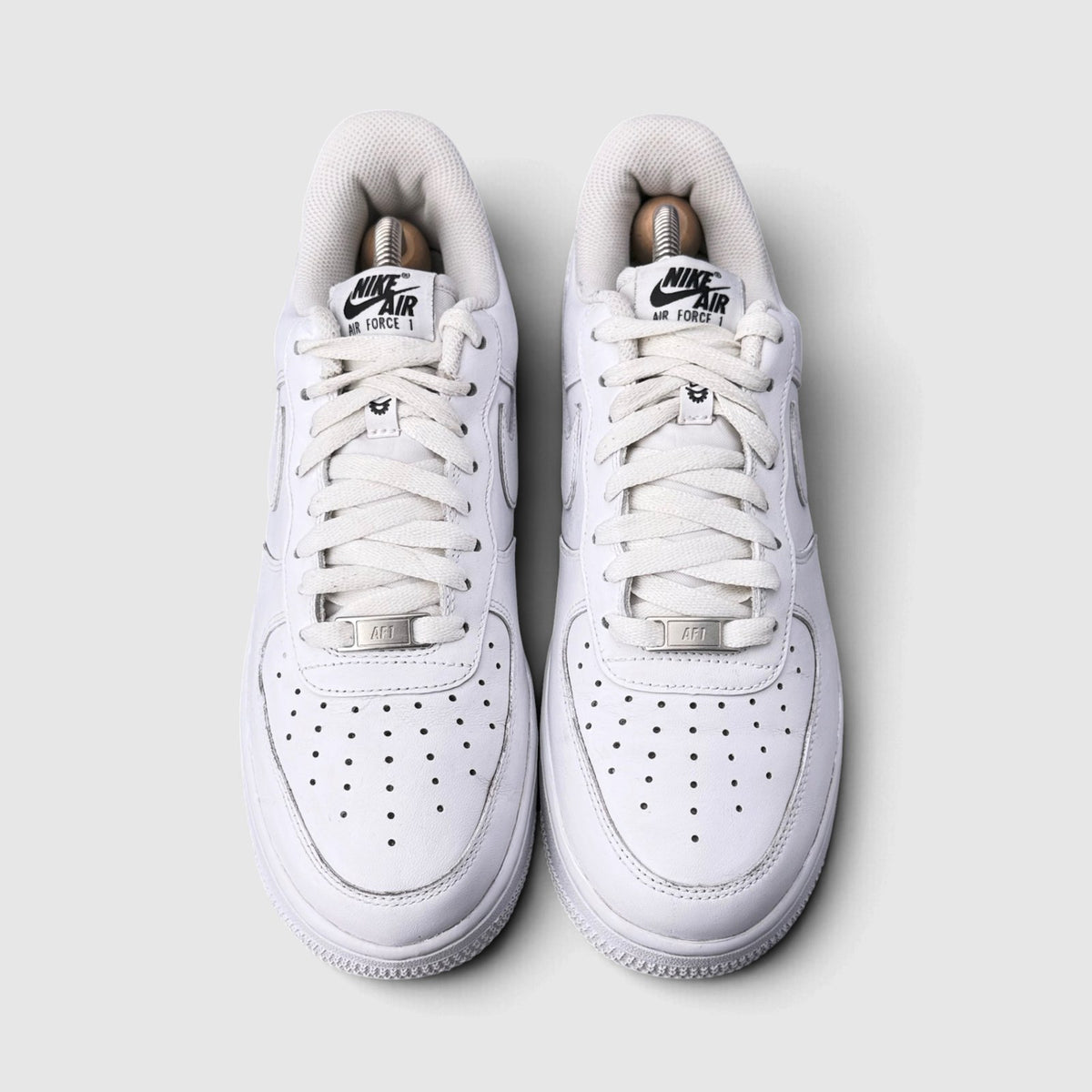 Nike Air Force 1 Low FlyEase Triple White, buty sportowe męskie w bardzo dobrym stanie rozmiar 42, widok z góry