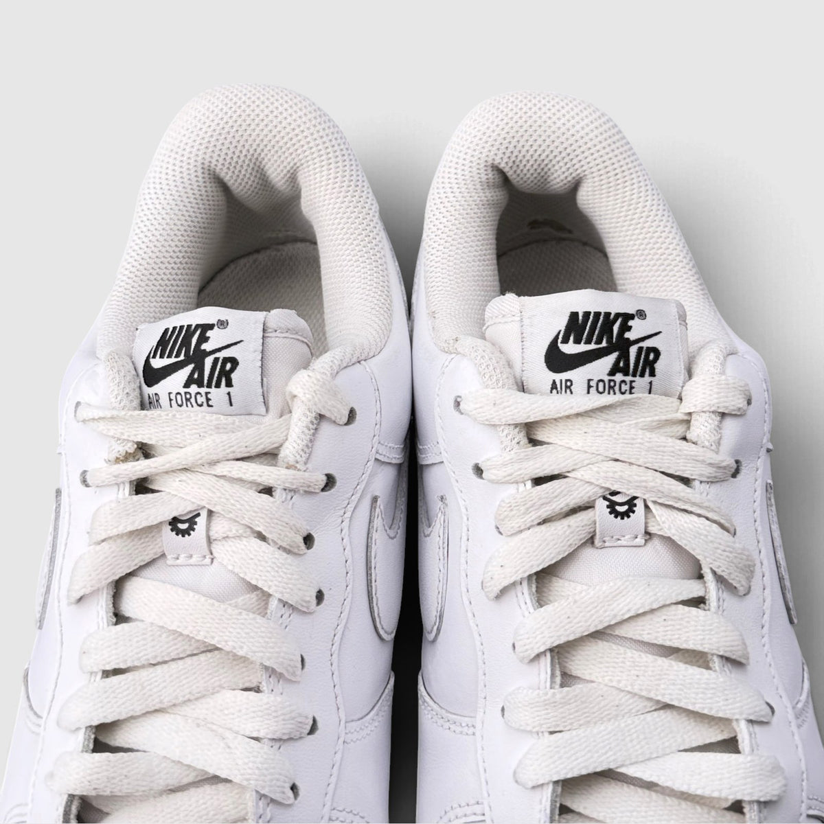 Nike Air Force 1 Low FlyEase Triple White, buty sportowe męskie w bardzo dobrym stanie rozmiar 42, język buta