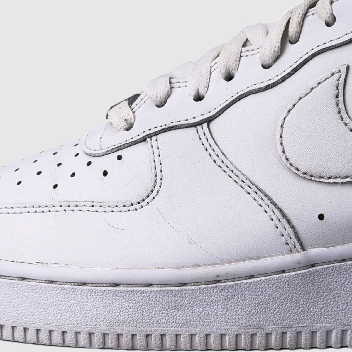 Nike Air Force 1 Low FlyEase Triple White, buty sportowe męskie w bardzo dobrym stanie rozmiar 42, detal