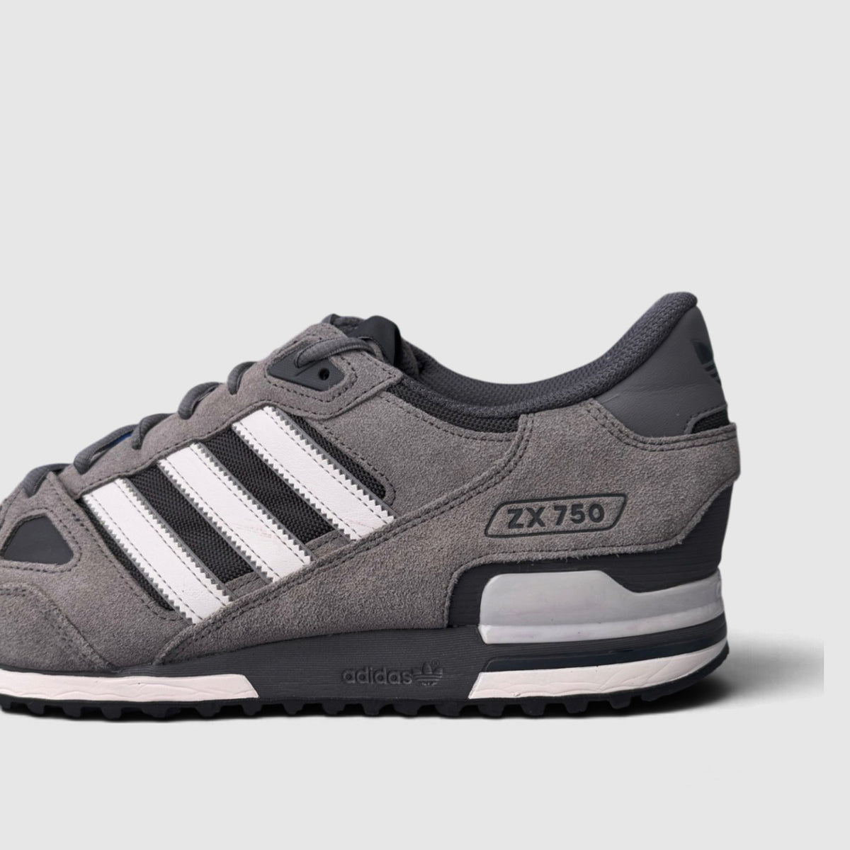 Adidas ZX 750, buty sportowe męskie w bardzo dobrym stanie rozmiar 46 2/3, boczny profil, lewa strona