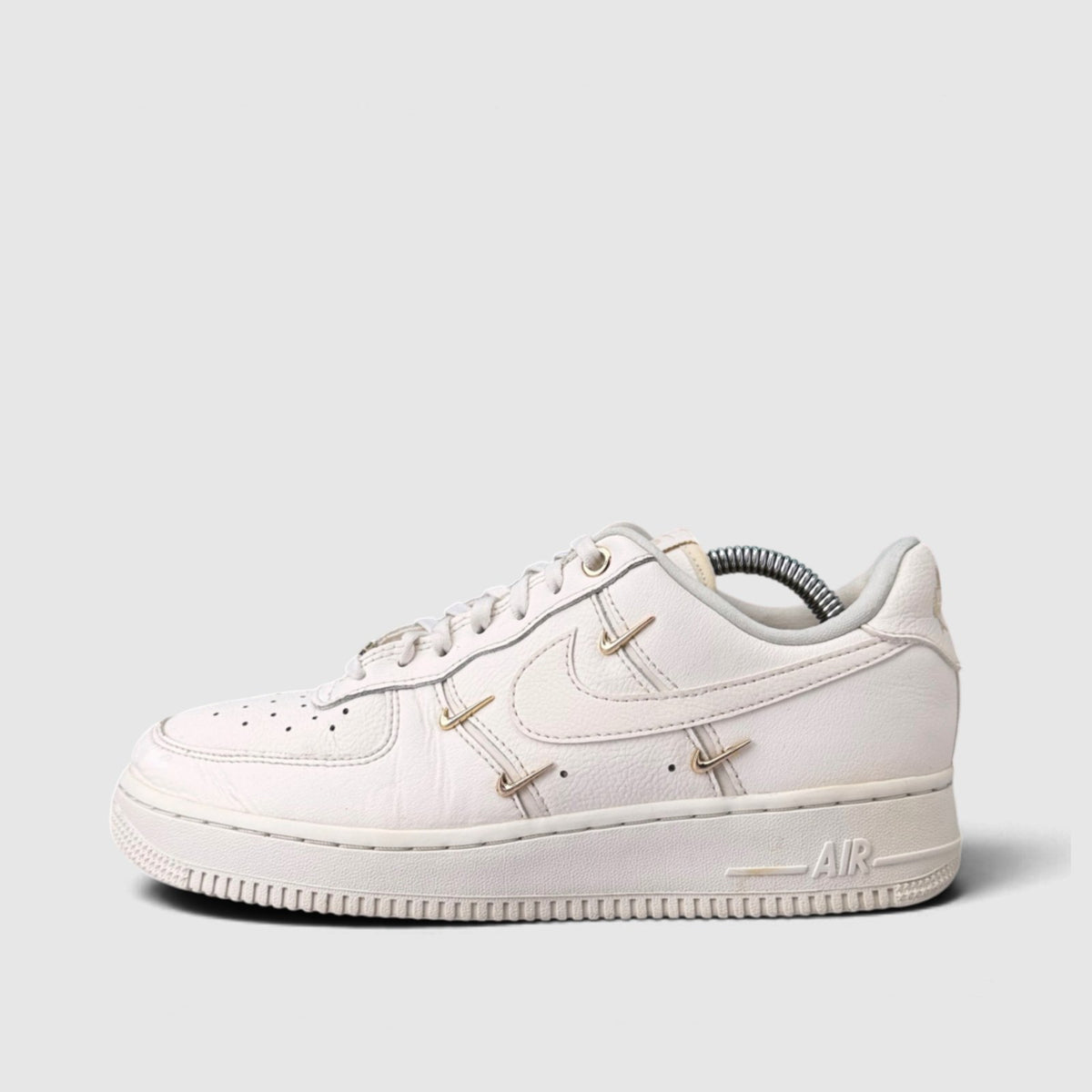Nike Air Force 1 Low Mini Gold Swooshes, buty sportowe damskie w bardzo dobrym stanie rozmiar 39, boczny profil, lewa strona