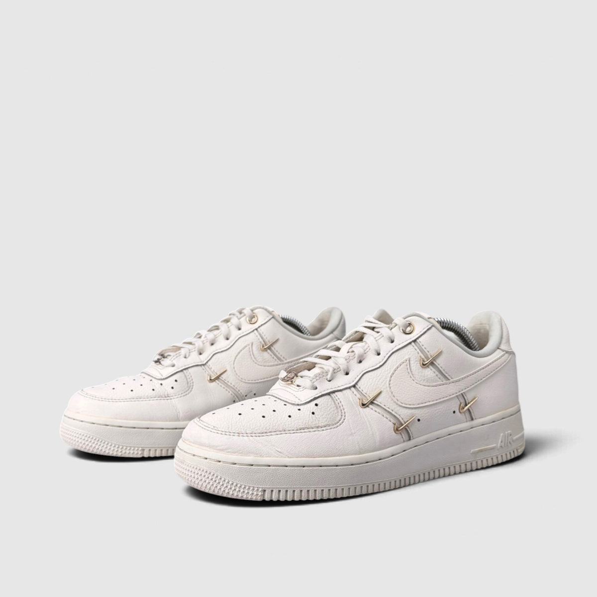 Nike Air Force 1 Low Mini Gold Swooshes, buty sportowe damskie w bardzo dobrym stanie rozmiar 39, para butów