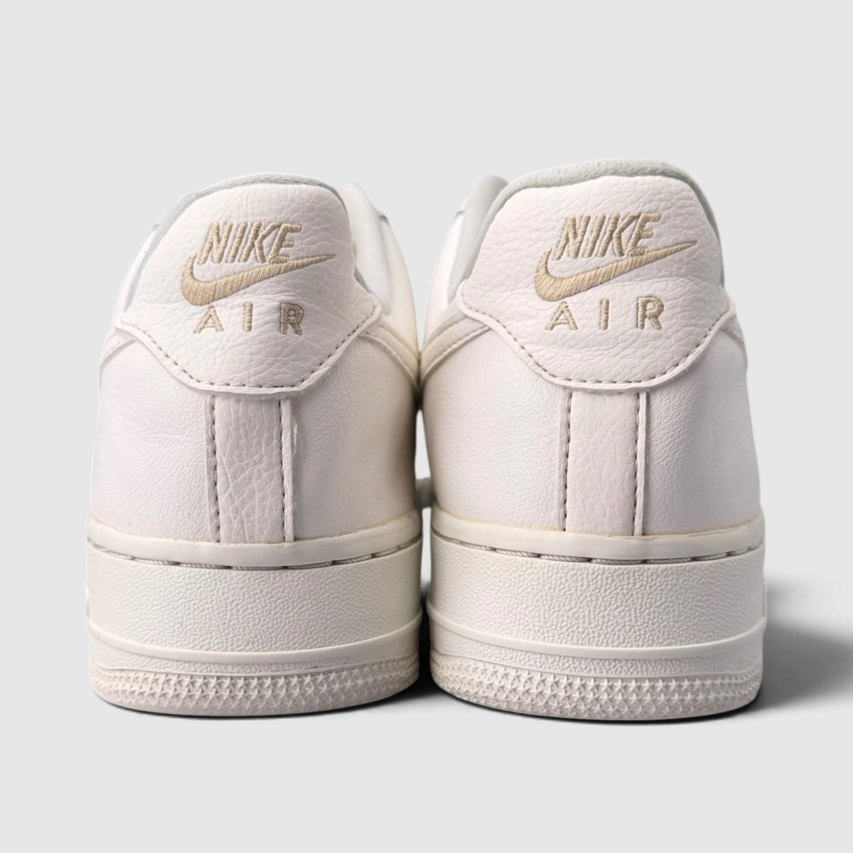 Nike Air Force 1 Low Mini Gold Swooshes, buty sportowe damskie w bardzo dobrym stanie rozmiar 39, widok z tyłu