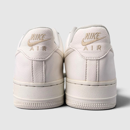 Nike Air Force 1 Low Mini Gold Swooshes, buty sportowe damskie w bardzo dobrym stanie rozmiar 39, widok z tyłu