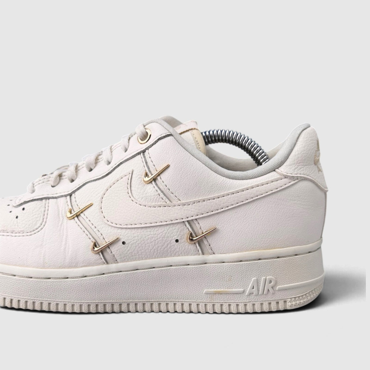 Nike Air Force 1 Low Mini Gold Swooshes, buty sportowe damskie w bardzo dobrym stanie rozmiar 39, detal