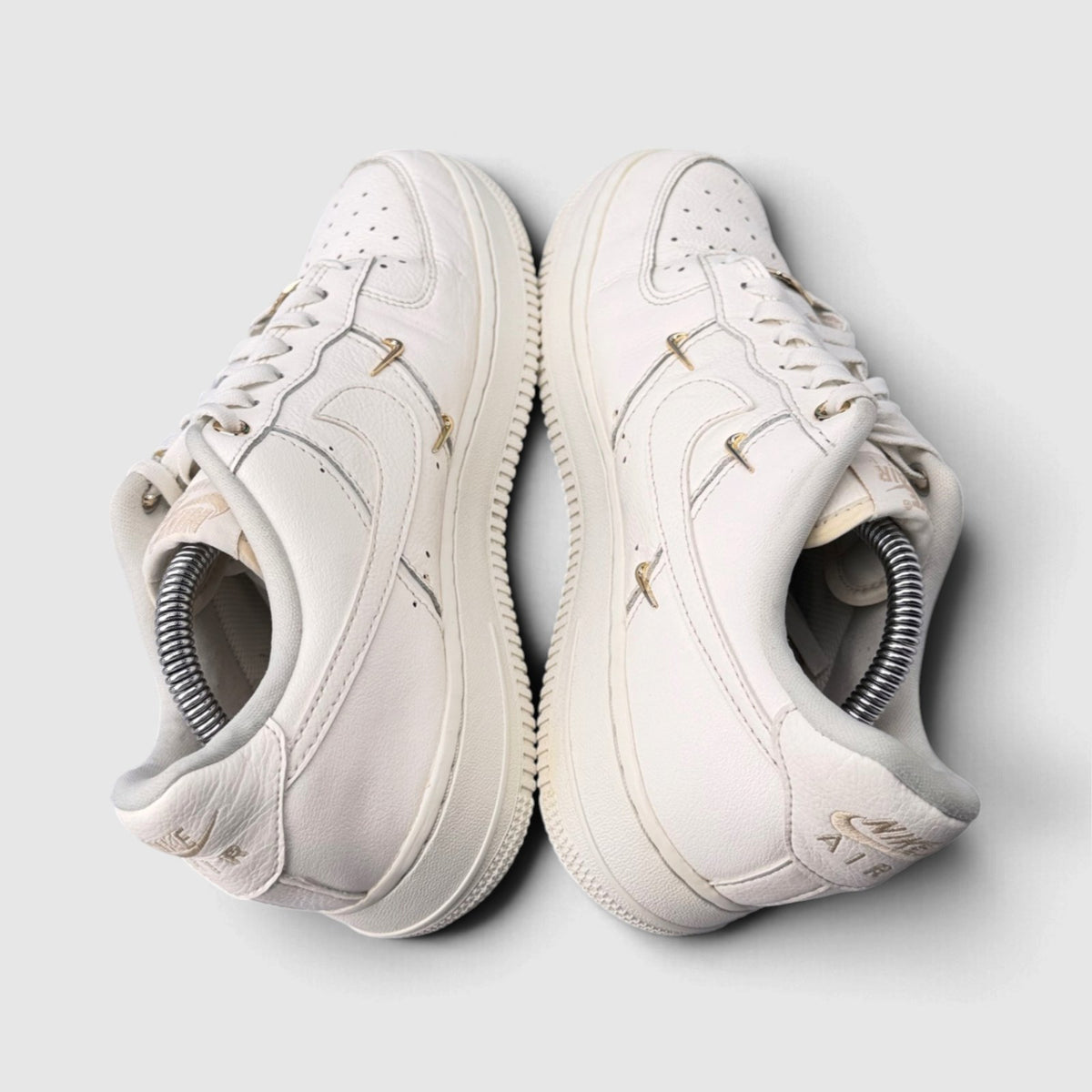 Nike Air Force 1 Low Mini Gold Swooshes, buty sportowe damskie w bardzo dobrym stanie rozmiar 39, widok z góry