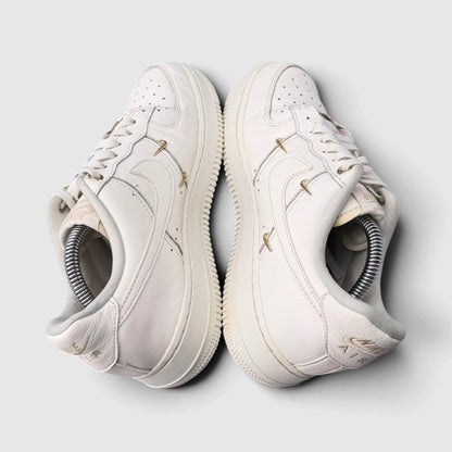 Nike Air Force 1 Low Mini Gold Swooshes, buty sportowe damskie w bardzo dobrym stanie rozmiar 39, widok z góry