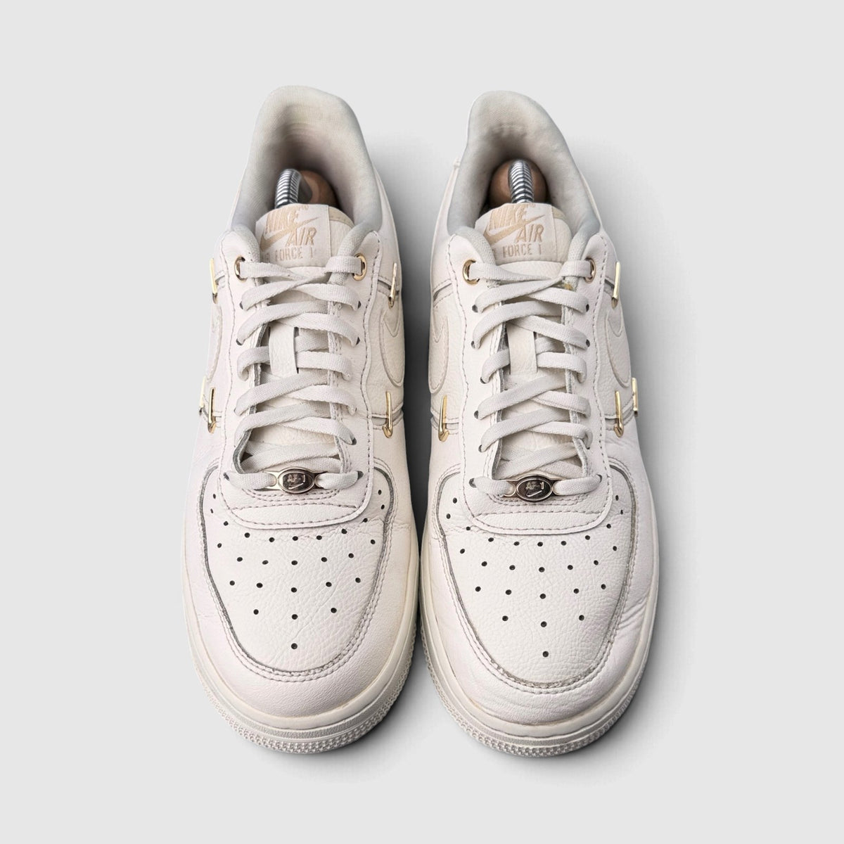 Nike Air Force 1 Low Mini Gold Swooshes, buty sportowe damskie w bardzo dobrym stanie rozmiar 39, widok z góry