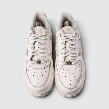 Nike Air Force 1 Low Mini Gold Swooshes, buty sportowe damskie w bardzo dobrym stanie rozmiar 39, widok z góry
