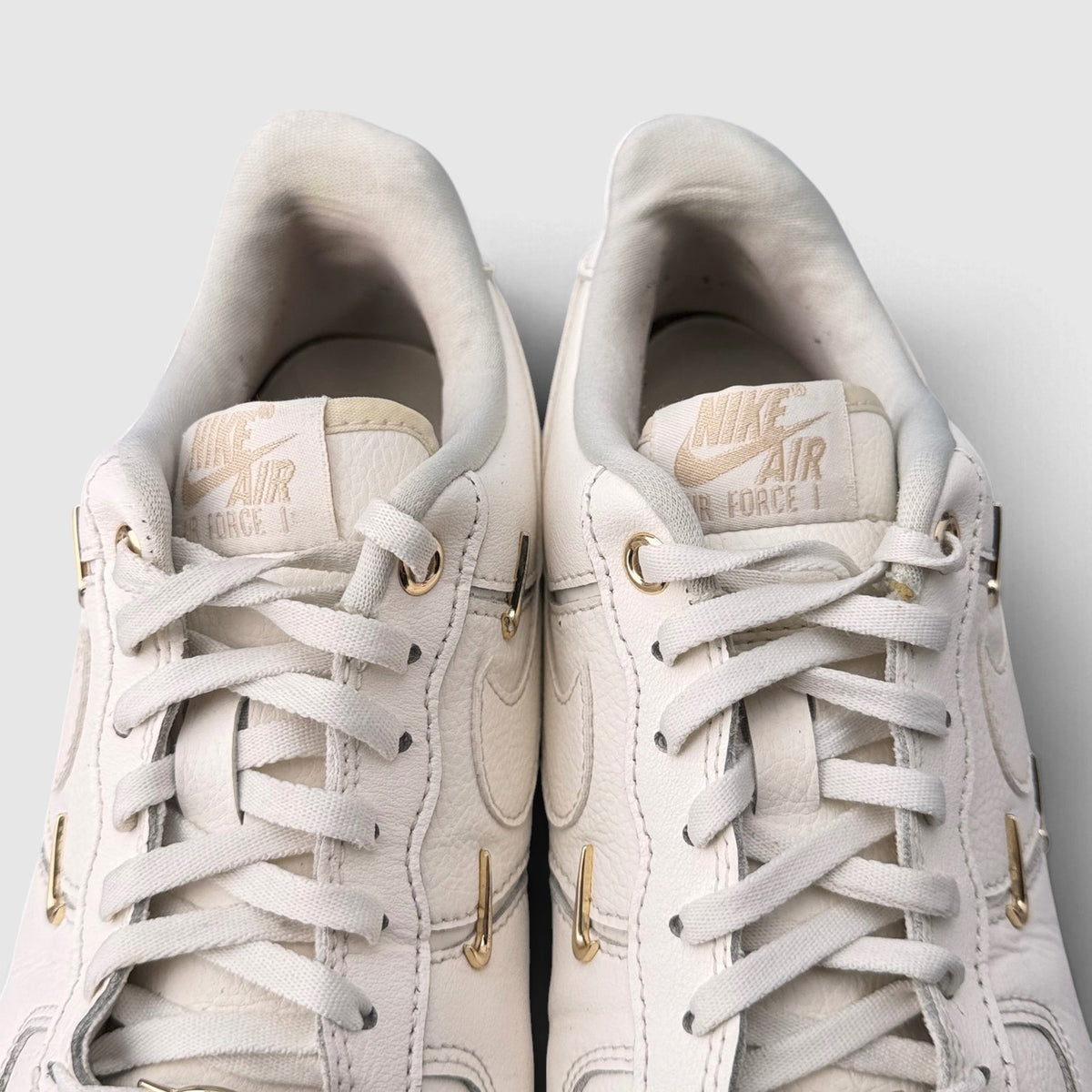 Nike Air Force 1 Low Mini Gold Swooshes, buty sportowe damskie w bardzo dobrym stanie rozmiar 39, język buta