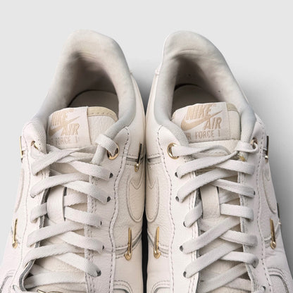 Nike Air Force 1 Low Mini Gold Swooshes, buty sportowe damskie w bardzo dobrym stanie rozmiar 39, język buta