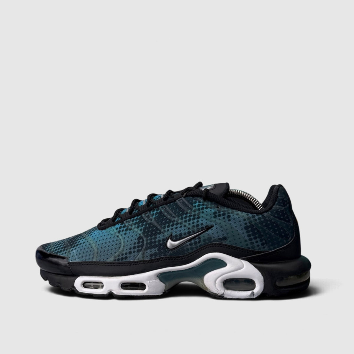 Nike Air Max Plus Black Dusty Cactus, buty sportowe męskie w dobrym stanie rozmiar 42.5, boczny profil, lewa strona